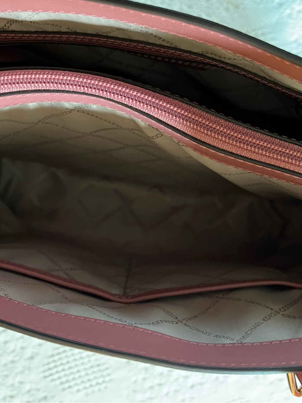 Michael Kors initial monogrammed shoulder bad - Picture 4 of 13